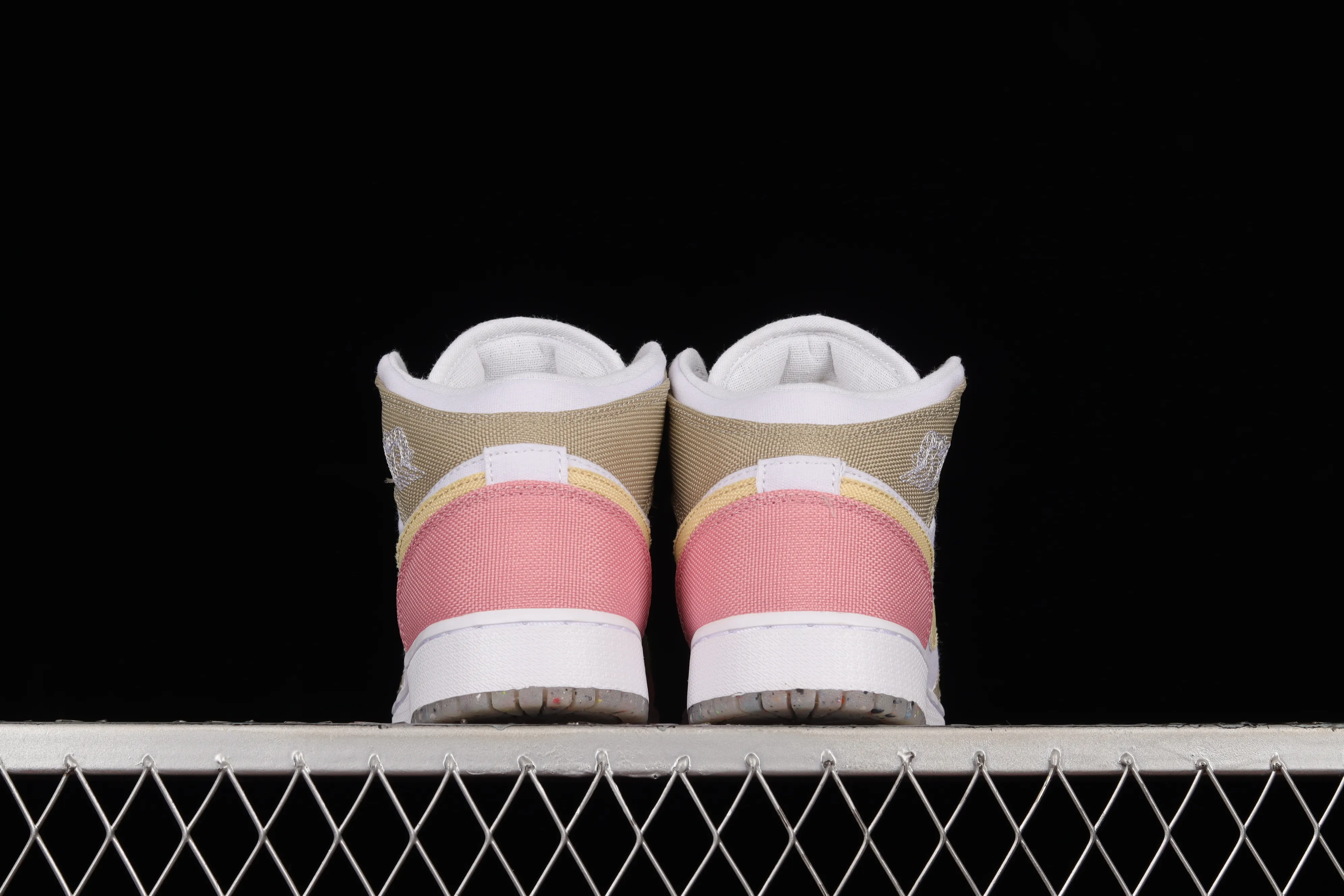 All categories Air Jordan Jordan series basketball shoes Air Jordan 1 Mid G version pure original Air Jordan 1 Mid AJ1 candy powder Zhongbang basketball shoes DJ0338-100
